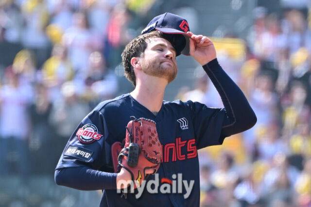 22일 서울 잠실야구장에서 열린 '2025 신한 SOL BANK KBO리그' 롯데 자이언츠와 LG 트윈스 개막전 경기. 롯데 선발 반즈가 LG 문보경에게 1회말 1사 2루에 홈런을 내주고 모자를 벗고 있다./마이데일리