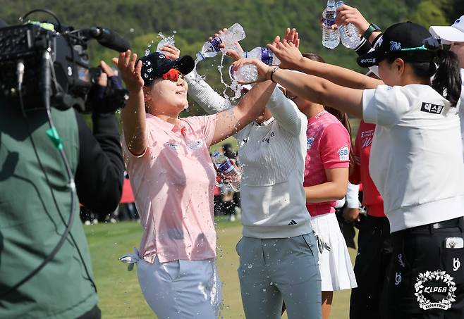 홍정민이 시즌 첫 메이저대회인 KLPGA 챔피언십에서 우승한 뒤 동료들의 축하 물세례를 기분좋게 받고 있다.    [KLPGA 제공]