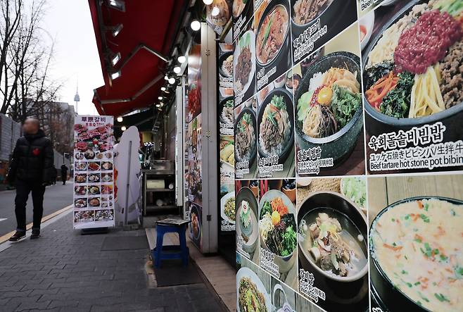 서울 중구 명동 음식점 앞 메뉴판 [연합]