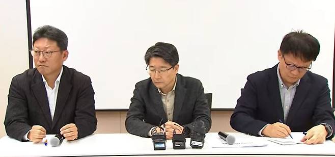 김희섭(왼쪽부터) SKT PR 센터장, 임봉호 MNO 사업부장, 류정환 네트워크 인프라 센터장. [SK텔레콤 데일리 브리핑 중계 화면 캡처]