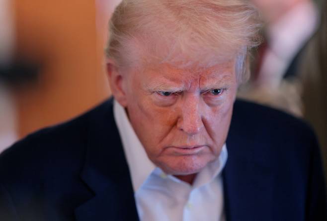 도널드 트럼프 미국 대통령이 4일(현지시간) 미국 웨스트팜비치에서 에어포스원을 타고 워싱턴으로 돌아오면서 언론과 대화하고 있다. [로이터]