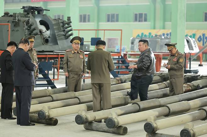 북한이 김정은 국무위원장의 현지지로 소식을 전하면서 신형 전차를 등장시킨 가운데 드론 대응 등 우크라이나 전쟁을 비롯한 현대전 양상을 반영한 것으로 분석되고 있다. [평양 노동신문=뉴스1]