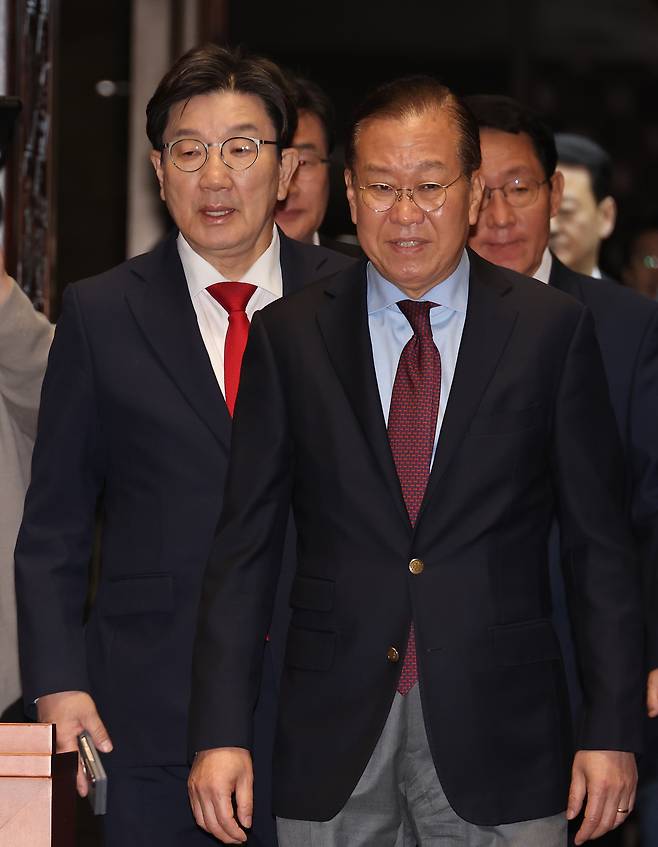 국민의힘 권영세 비상대책위원장과 권성동 원내대표가 5일 서울 여의도 국회에서 열린 의원총회에 참석하고 있다. [연합]