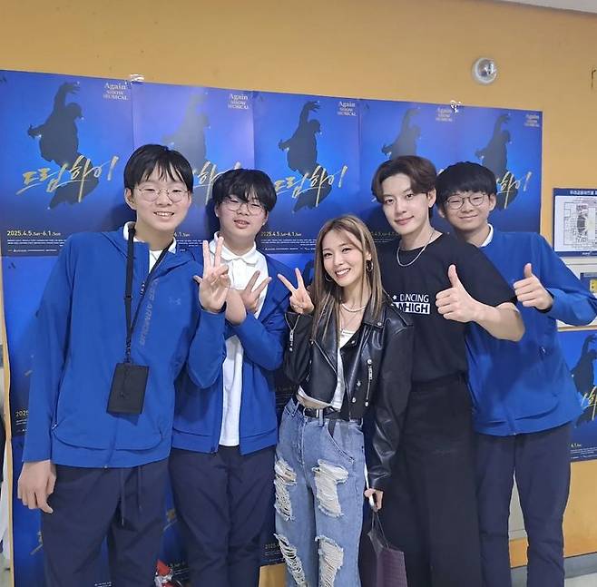 [서울=뉴시스] 왼쪽부터 송일국 아들 대한, 만세, 가수 선예, 세븐, 민국. (사진=송일국 인스타그램 캡처) 2025.05.05. photo@newsis.com *재판매 및 DB 금지