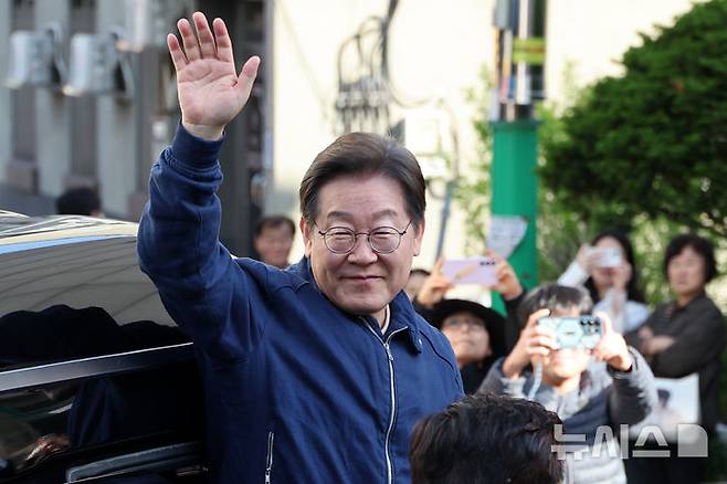 [인제=뉴시스] 조성우 기자 = 민심을 청취하는 '경청 투어'에 나선 이재명 더불어민주당 대선후보가 2일 오후 강원도 인제군 원통전통시장에 도착해 차량에 올라 주민들에게 인사하고 있다. 2025.05.02. xconfind@newsis.com