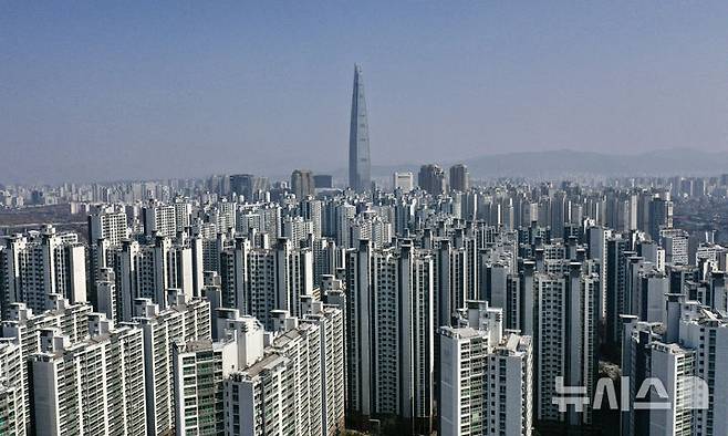 [서울=뉴시스] 김명년 기자 = 사진은 23일 오전 서울 송파구 아파트 단지. 2025.03.23. kmn@newsis.com