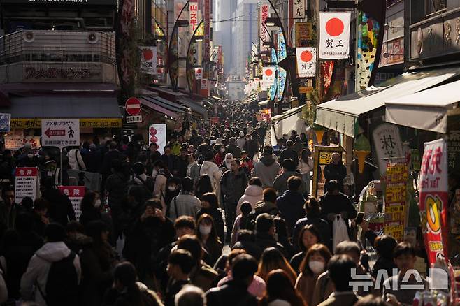 [도쿄=AP/뉴시스] 일본 시장에서 수입산 쇠고기의 가격이 오르며 스테이크 전문점 등 관련 업계가 고전을 면치 못하고 있다는 분석이 나온다. 사진은 지난해 12월 31일 일본 도쿄의 유명 재래시장 '아메요코'의 모습.  2025.05.02.