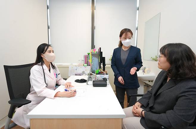 [서울=뉴시스] 교보생명의 ‘간호사 병원동반 서비스’를 이용 중인 고객이 의료진의 설명을 듣고 있다. (사진=교보생명 제공) 2025.05.02. photo@newsis.com *재판매 및 DB 금지