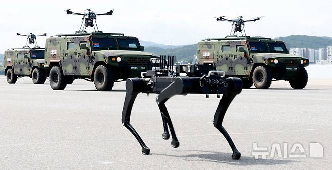 [성남=뉴시스] 추상철 기자 = 25일 오전 경기 성남시 서울공항에서 열린 '건군 76주년 국군의 날' 미디어데이 행사에서 로봇개 분열하고 있다. 2024.10.01. scchoo@newsis.com