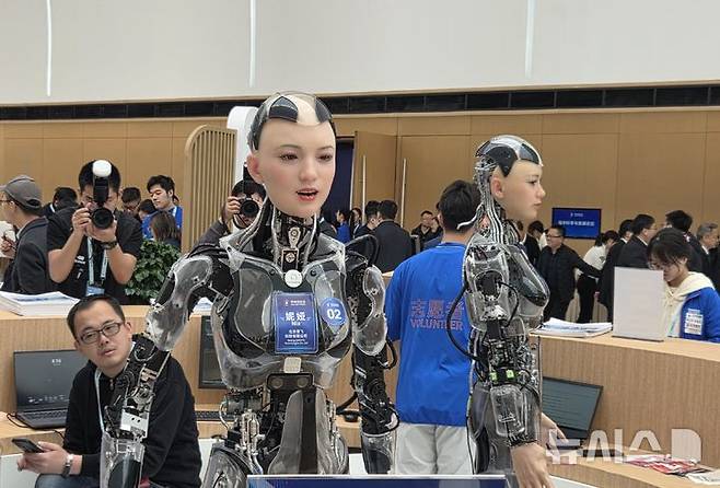 [베이징=뉴시스]박정규 특파원 = 중국의 첨단기술을 선보이는 ‘2025 중관춘 포럼 연례회의’가 27∼31일 베이징 하이뎬구 중관춘에서 '신품질 생산력과 글로벌 과학기술 협력'을 주제로 열린다. 28일 오전 행사장인 중관춘국제혁신센터의 휴머노이드 로봇 모습. 2025.03.28. pjk76@newsis.com