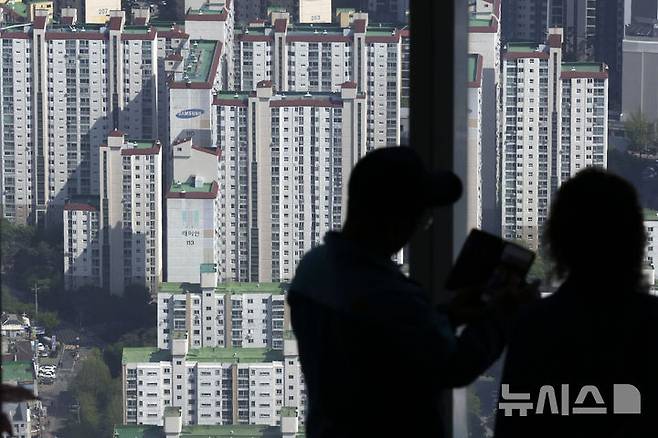 [서울=뉴시스] 최동준 기자 = 사진은 이날 서울 시내 아파트 단지 모습. 2025.04.28. photocdj@newsis.com