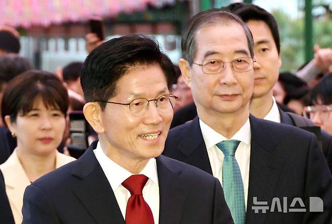 [서울=뉴시스] 최진석 기자 = 김문수 국민의힘 대선 후보와 한덕수 무소속 대선 예비후보가 5일 서울 종로구 조계사에서 열린 부처님오신날 봉축법요식에 참석하고 있다. (대통령실통신사진기자단) 2025.05.05. myjs@newsis.com