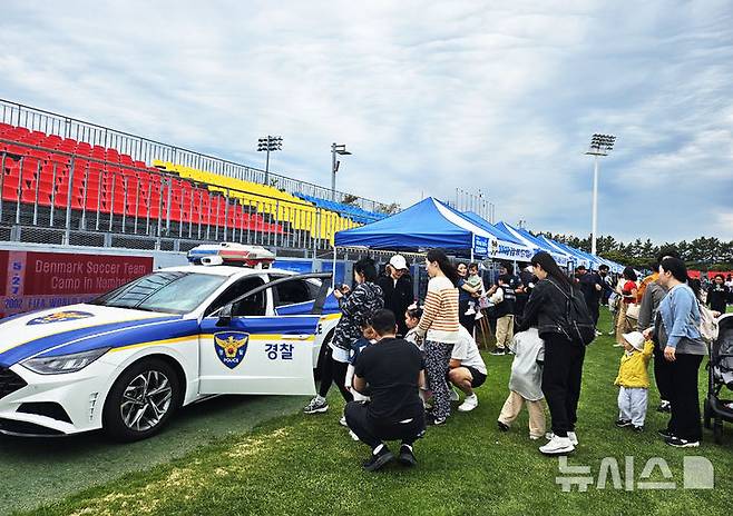 [남해=뉴시스] 차용현 기자 = 5일 제103회 어린이날을 맞아 경남 남해군 스포츠파크에서 열린 ‘오늘은 나도 어린이 경찰관’이라는 경찰 체험 행사에서 어린이들이 순찰차에 탑승하고 있다. 2025.05.05.(사진=남해경찰서 제공)photo@newsis.com