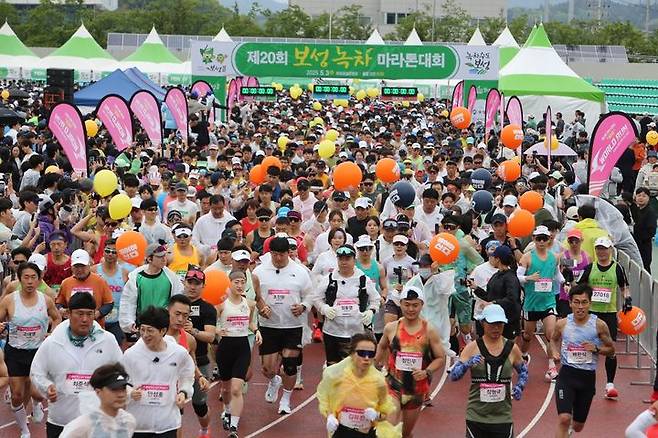 [보성=뉴시스] 전남 보성군은 전국 동호인 마라토너 1만여 명과 군민들이 참여한 '제20회 보성녹차마라톤대회'를 성황리에 개최했다고 5일 밝혔다. (사진=보성군 제공) 2025.05.05. photo@newsis.com *재판매 및 DB 금지