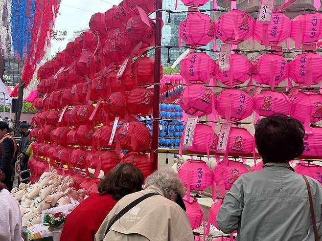 [서울=뉴시스] 이수정 기자=5일 오전 서울 조계사를 찾은 시민들이 연등 앞에서 염원을 담아 기도하고 있다. 2025.05.05. crystal@newsis.com *재판매 및 DB 금지