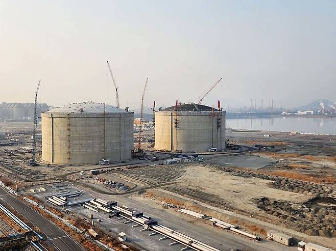 [광양=뉴시스] 광양 제2 LNG터미널 부지에 건설 중인 20만㎘ 탱크 2기 전경사진. (사진=포스코그룹 제공) 2025.3.3. photo@newsis.com *재판매 및 DB 금지