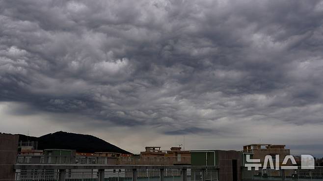[제주=뉴시스] 우장호 기자 = 어린이날인 5일 오전 제주 하늘에 '거친물결구름'이 지나고 있다. 거친물결구름은 구름 속 공기 덩어리 파동이 구름 안에 갇혀서 올라갔다 내려갔다를 반복하게 되는데, 그때 구름 아래가 물결치듯 일렁이게 되는 현상이다. 2025.05.05. woo1223@newsis.com