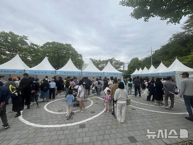 [전주=뉴시스] 강경호 기자 = 어린이날을 맞이한 5일 전북 전주시 어린이창의체험관에서 열린 어린이날 대축제에 많은 시민들이 부스 앞에 줄을 서고 있다. 2025.05.05. lukekang@newsis.com