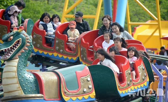 [전주=뉴시스] 김얼 기자 = 어린이날을 맞이한 5일 전북 전주시 전주동물원 드림랜드를 찾은 시민들이 놀이기구를 타며 즐거워하고 있다. 2025.05.05. pmkeul@newsis.com