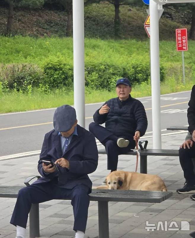 [서울=뉴시스] 파면된 윤석열 전 대통령이 반려견과 함께 한강을 산책하는 모습이 시민들에게 포착됐다. (사진=온라인 커뮤니티 갈무리)