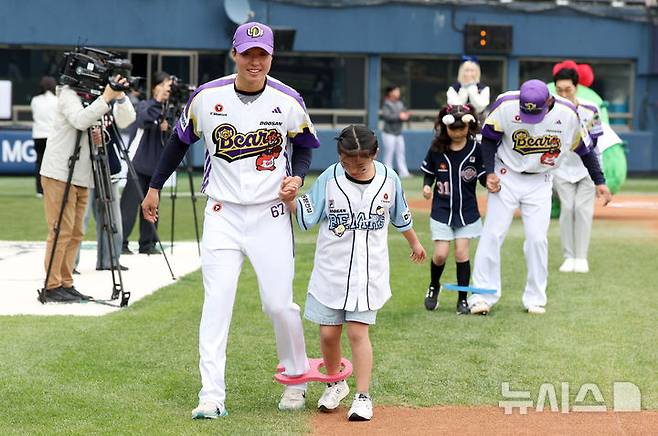 [서울=뉴시스] 김선웅 기자 = 어린이날인 5일 서울 송파구 잠실야구장에서 열린 2025 프로야구 LG 트윈스 vs 두산 베어스의 경기 시작 전 두산 홍민규, 류현준이 어린이 야구팬들과 어린이날 미니 운동회 이벤트에 참여하고 있다. 2025.05.05. mangusta@newsis.com