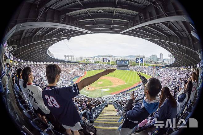 [서울=뉴시스] 김선웅 기자 = 어린이날인 5일 서울 송파구 잠실야구장에서 열린 2025 프로야구 LG 트윈스 vs 두산 베어스의 경기, 야구팬들이 경기를 관람하고 있다. 2025.05.05. mangusta@newsis.com