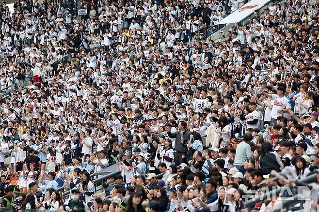 [서울=뉴시스] 김선웅 기자 = 어린이날인 5일 서울 송파구 잠실야구장에서 열린 2025 프로야구 LG 트윈스 vs 두산 베어스의 경기, 야구팬들이 경기를 관람하고 있다. 2025.05.05. mangusta@newsis.com
