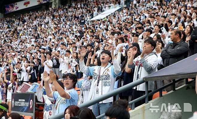[서울=뉴시스] 김선웅 기자 = 어린이날인 5일 서울 송파구 잠실야구장에서 열린 2025 프로야구 LG 트윈스 vs 두산 베어스의 경기, 야구팬들이 경기를 관람하고 있다. 2025.05.05. mangusta@newsis.com
