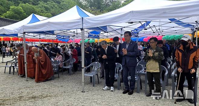 [정읍=뉴시스] 김종효 기자 = 5일, 불기 2569년 '부처님오신날' 봉축법요식이 열린 전북 정읍 내장사, 사찰 스님들과 참석한 신도들이 '삼귀의'를 봉독하고 있다. 2025.05.05. kjh6685@newsis.com