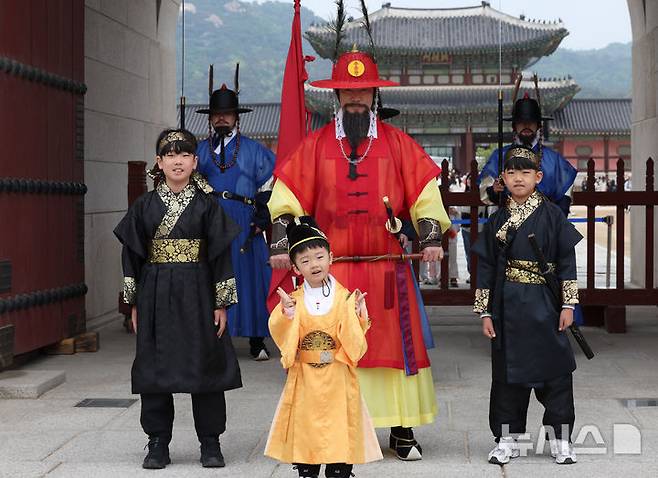 [서울=뉴시스] 조수정 기자 = 103주년 어린이날인 5일 서울 종로구 경복궁에서 어린이들이 어린이날 특별행사를 즐기며 수문장과 기념촬영 하고 있다. 2025.05.03. chocrystal@newsis.com