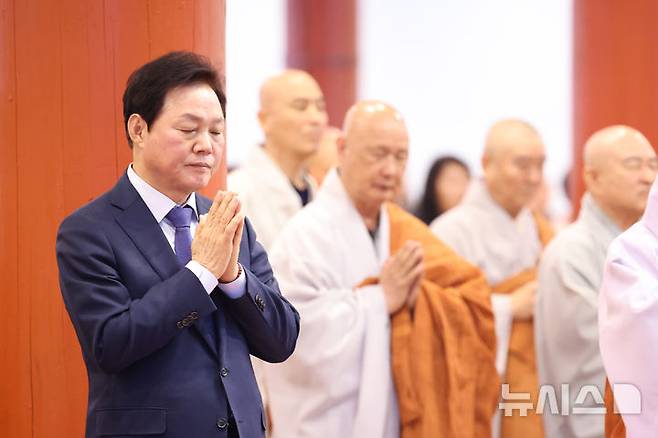 [양산=뉴시스]박완수 경남도지사가 부처님 오신 날인 5일 오전 양산 통도사 봉축법요식에 참석해 합장하고 있다.(사진=경남도 제공) 2025.05.05.photo@newsis.com