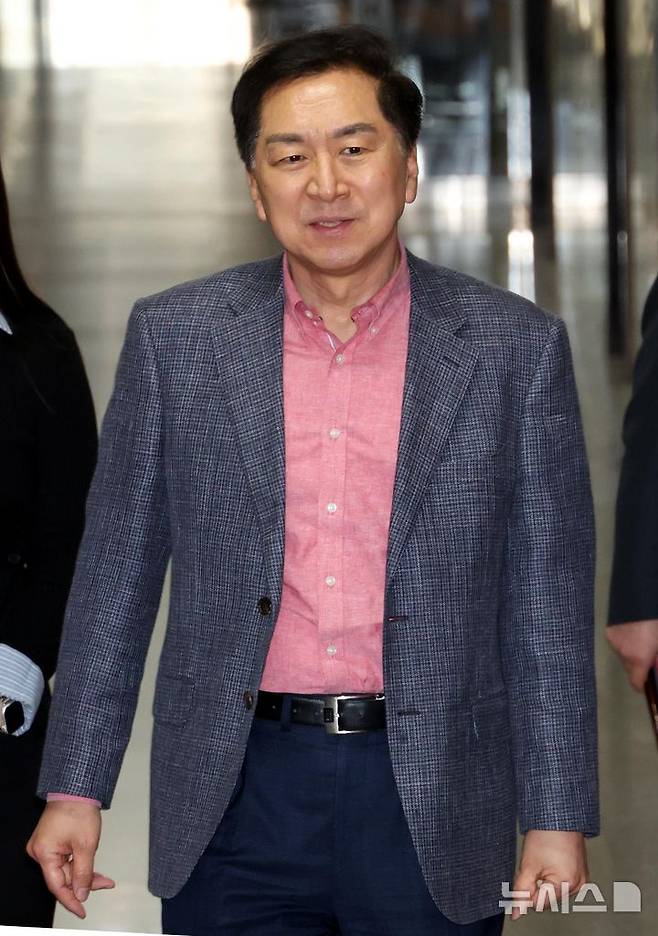 [서울=뉴시스] 조성봉 기자 = 김기현 국민의힘 의원이 6일 오후 서울 여의도 국회에서 열린 4선 중진의원 비상회의에 참석하고 있다.2025.04.06. suncho21@newsis.com