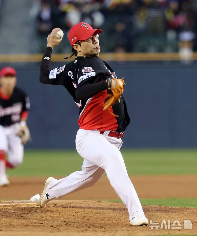 [서울=뉴시스] 홍효식 기자 = 4일 서울 송파구 잠실야구장에서 열린 2025 KBO리그 KIA 타이거즈와 LG 트윈스의 경기, 1회말 KIA 선발투수 양현종이 역투하고 있다. 2025.04.04. yesphoto@newsis.com