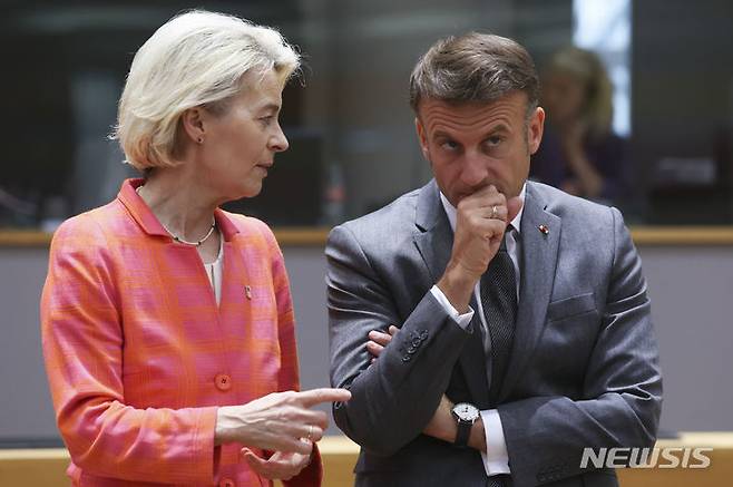 [브뤼셀=AP/뉴시스]우르줄라 폰데어라이엔(왼쪽) 유럽연합(EU) 집행위원장이 27일(현지시각) 벨기에 수도 브뤼셀에서 열린 EU 정상회의 원탁회의에서 에마뉘엘 마크롱 프랑스 대통령과 대화하고 있다. 2024.06.28.