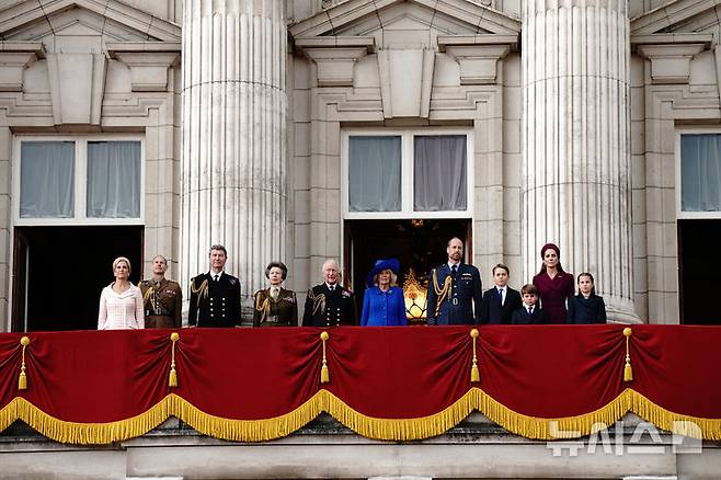 [런던=AP/뉴시스] 영국에서 5일(현지 시간) 유럽 전승절(VE day·5월 8일) 80주년 기념 주간이 시작됐다. 찰스 3세 국왕과 윌리엄 왕세자, 커밀라 왕비, 케이트 미들턴 왕세자빈 등 영국 왕실 가족이 버킹엄 궁전 발코니에 서있는 모습. 2025.05.05
