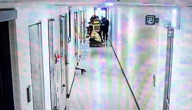 문 개방 시도하는 소방 [촬영-박준혁 기자]