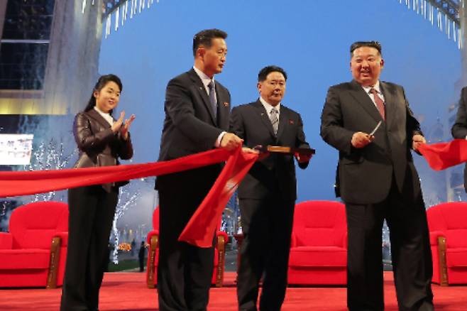 김정은 북한 국무위원장이 김일성 주석의 생일인 15일 평양 시내 '뉴타운' 지구 중 하나인 화성지구 3단계 준공식에 직접 참석하며 인민 생활 챙기기 행보를 보였다. 조선중앙통신은 16일 화성지구 3단계 1만세대 살림집 준공식이 전날 성대히 진행됐다고 전했다. 연합뉴스