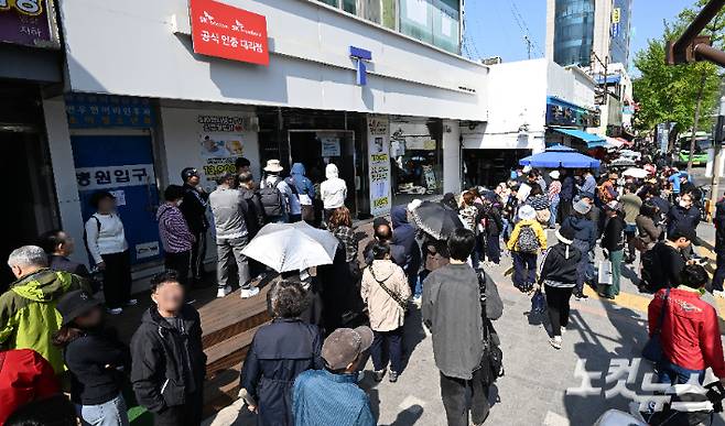 서울 시내 한 SKT 대리점에서 유심 교체를 하기 위한 이용자들이 줄을 서 기다리고 있다. 류영주 기자