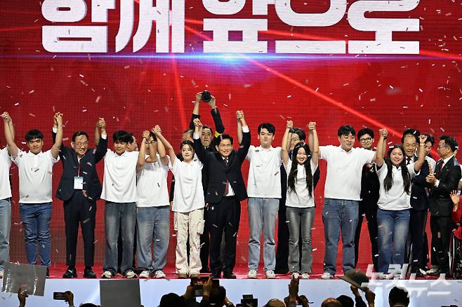 3일 경기도 일산 킨텍스에서 열린 국민의힘 제21대 대통령 선거 후보 선출을 위한 제5차 전당대회에서 대선 후보로 선출된 김문수 대선 후보가 청년들과 무대에 함께 올라 손을 들어보이고 있다. 윤창원 기자