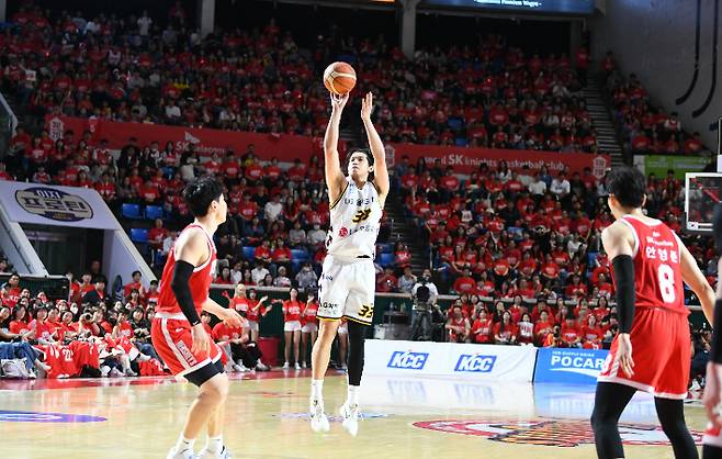 창원 LG 칼 타마요. KBL