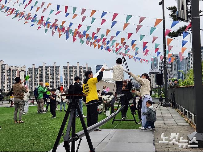 어린이날인 5일 오전 서울 동작구 노들섬에는 궂은 날씨에도 부모 손을 잡고 온 어린이 손님들이 행사 부스를 즐기고 있다. 박성은 기자