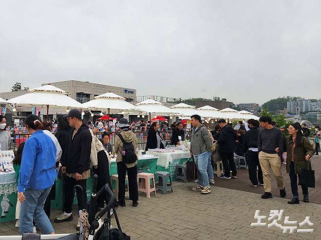 어린이날인 5일 오전 서울 동작구 노들섬에는 궂은 날씨에도 부모 손을 잡고 온 어린이 손님들이 행사 부스를 즐기고 있다. 박성은 기자