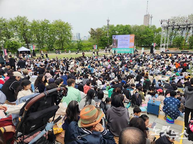 어린이날인 5일 오전 서울 동작구 노들섬에는 궂은 날씨에도 부모 손을 잡고 온 어린이 손님들이 서커스 공연을 즐기고 있다. 박성은 기자