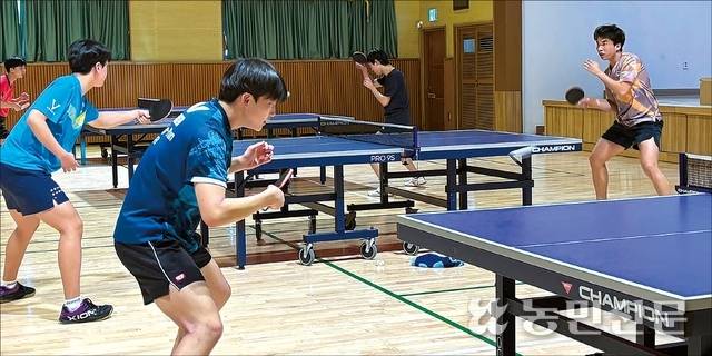 충남 청양군 정산면 정산고등학교 체육관에서 정산 초·중·고 탁구부 학생들이 탁구 연습에 매진하고 있다.