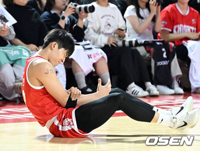 [OSEN=잠실, 이대선 기자] 25일 오후 서울 잠실학생체육관에서 2024~2025시즌 KCC 프로농구 4강 PO(5전3승제) 2차전 서울 SK와 수원 KT의 경기가 열렸다. 정규리그에서 KT에 5승 1패로 강했던 SK가 1차전에서 65-61로 승리했다.4강 PO 1차전 승리 팀은 54회 중 42회(77.8%) 챔피언결정전에 진출했다.2쿼터 KT 한희원과 충돌한 SK 오재현이 고통스러워하고 있다. 2025.04.25 /sunday@osen.co.kr