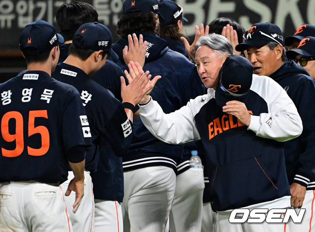 [OSEN=광주, 지형준 기자] 한화 이글스가 짜릿한 연장승을 거두며 5연승을 질주했다. 한화는 2일 광주-기아 챔피언스필드에서 열린 2025 프로야구 신한은행 SOL bank KBO리그 KIA 타이거즈와의 경기를 3-2로 잡았다. 연장 11회초 노시환이 좌월 솔로포를 터트려 결승점을 뽑았다. 선발 엄상백 5이닝 2실점에 이어 필승조까지 총동원해 무실점으로 막았다. 5연패에 빠진 선두 LG 트윈스에 반게임차로 다가섰다.경기를 마치고 한화 김경문 감독과 노시환이 승리 하이파이브를 하고 있다. 2025.05.02 /jpnews@osen.co.kr