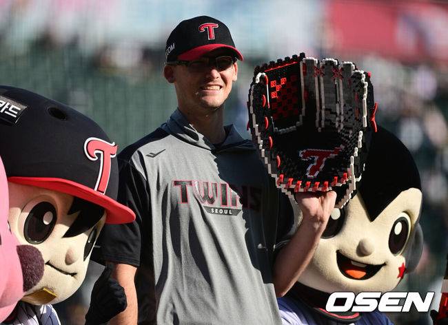 [OSEN=잠실, 지형준 기자] 프로야구 LG 트윈스가 2연승을 달리며 주말 3연전 위닝시리즈를 챙겼다.&nbsp;LG는 4일 서울 잠실구장에서 열린 ‘2025 신한은행 SOL Bank KBO리그’ SSG 랜더스와의 경기에서 12-4로 승리했다. 이날 승리로 2연승을 거두고 주말 3연전 위닝시리즈를 가져갔다.경기를 마치고 LG 코엔 윈이 승리 수훈 선수 인터뷰를 마치고 포즈를 취하고  있다. 2025.05.04