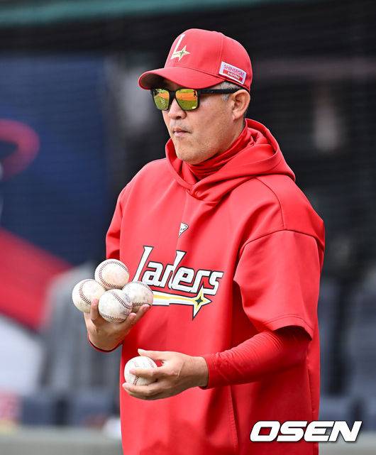 [OSEN=부산, 이석우 기자] 5일 부산 사직야구장에서 2025 신한 SOL 뱅크 KBO 리그 롯데 자이언츠와 SSG 랜더스의 경기가 열린다. 홈팀 롯데는 이민석, 방문팀 SSG는 화이트가 선발 출전한다.SSG 랜더스 이숭용 감독이 선수들의 타격 훈련을 도와주고 있다. 2025.05.05 / foto0307@osen.co.kr