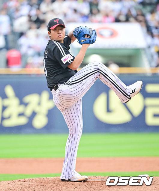 [OSEN=잠실, 박준형 기자]  5일 오후 서울 잠실구장에서 ‘2025 신한 SOL BANK KBO리그’ 두산 베어스와 LG 트윈스의 경기가 진행됐다.이날 경기에는 두산은 콜어빈을 LG은 송승기를 선발투수로 내세웠다.1회말 LG 선발투수 송승기가 역투하고 있다.   2025.05.05 / soul1014@osen.co.kr