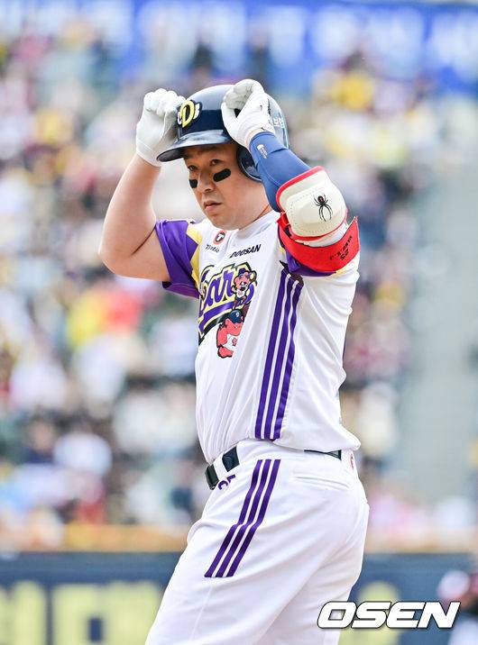 [OSEN=잠실, 박준형 기자]  5일 오후 서울 잠실구장에서 ‘2025 신한 SOL BANK KBO리그’ 두산 베어스와 LG 트윈스의 경기가 진행됐다.이날 경기에는 두산은 콜어빈을 LG은 송승기를 선발투수로 내세웠다.5회말 1사 3루 두산 양의지가 1타점 적시타를 날리고 세리머니를 하고 있다.  2025.05.05 / soul1014@osen.co.kr